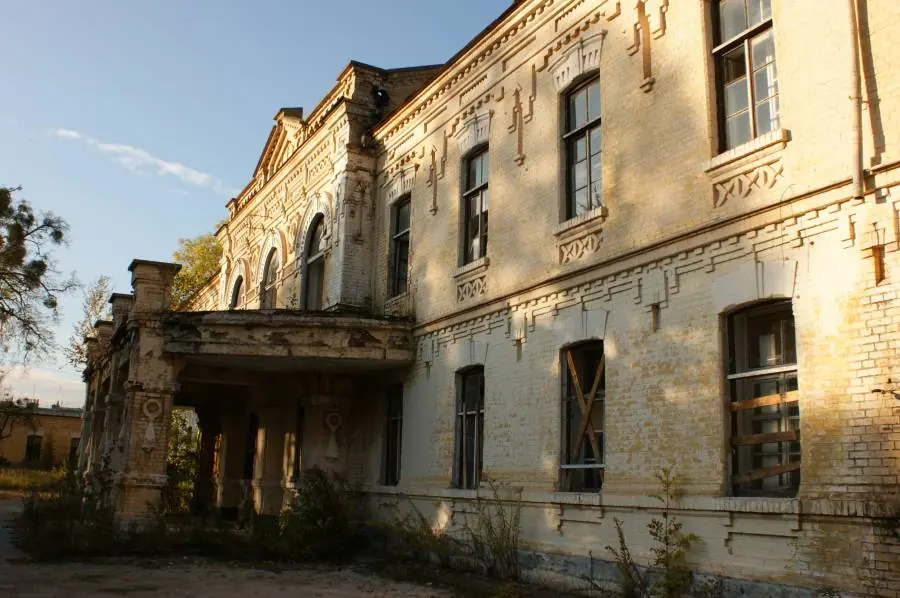 Стара будівля з ґанком — Кременець