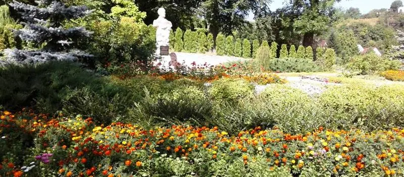 Квітники і пам'ятник у парку — Кременець
