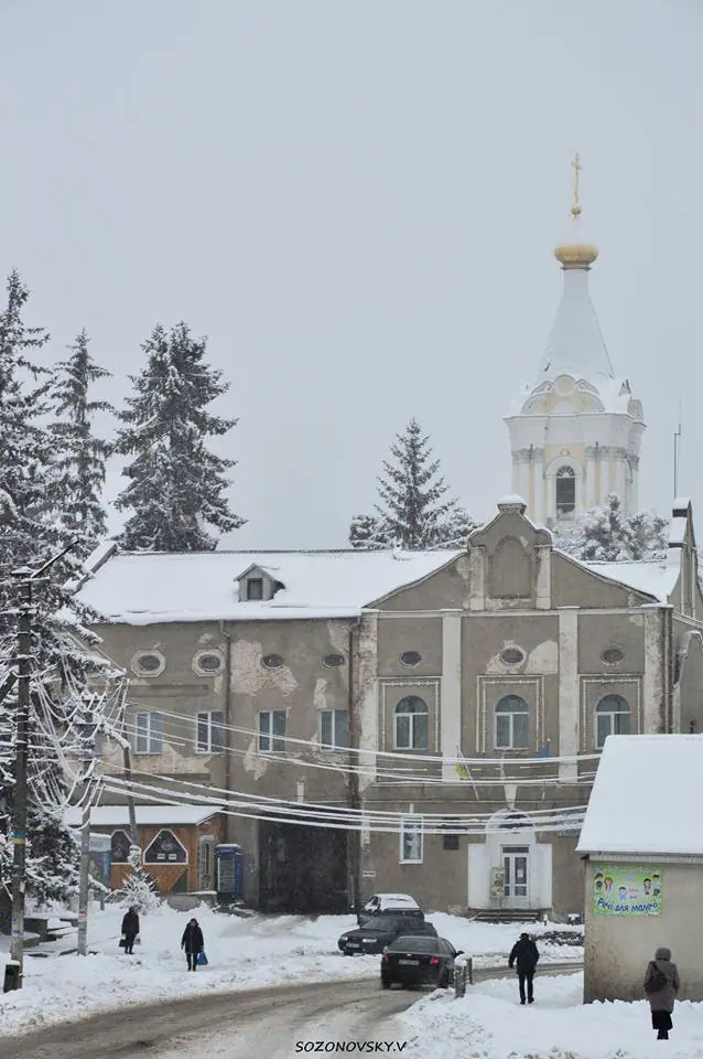 Будівля з дзвіницею взимку Будівля з дзвіницею взимку — Кременець