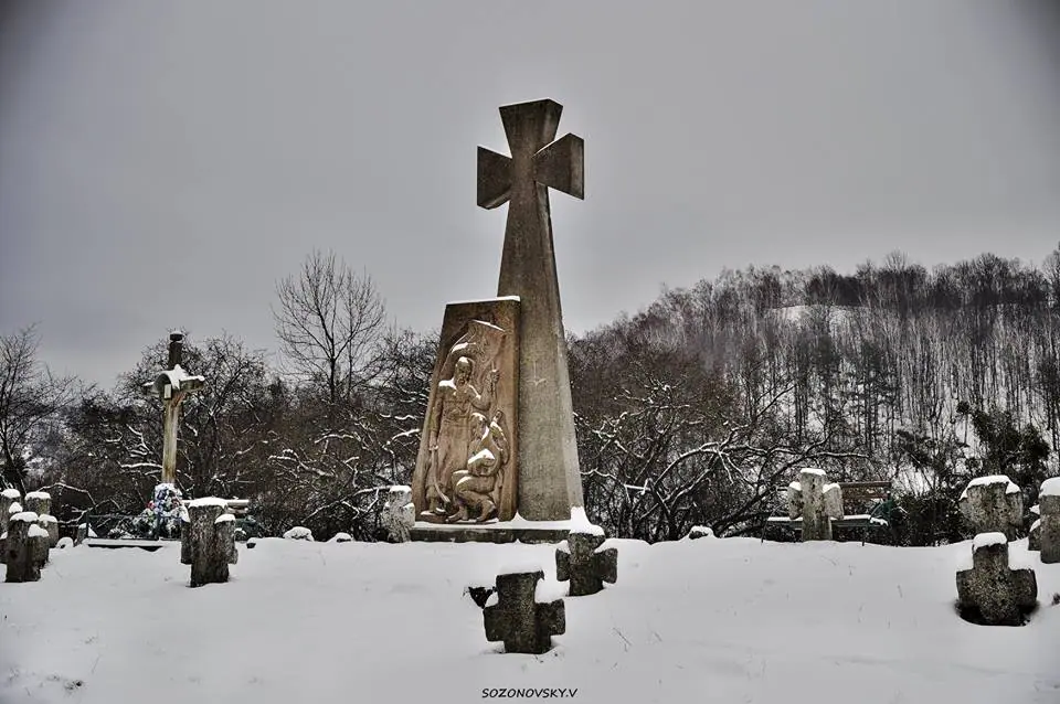Пам'ятний хрест узимку Пам'ятний хрест узимку — Кременець
