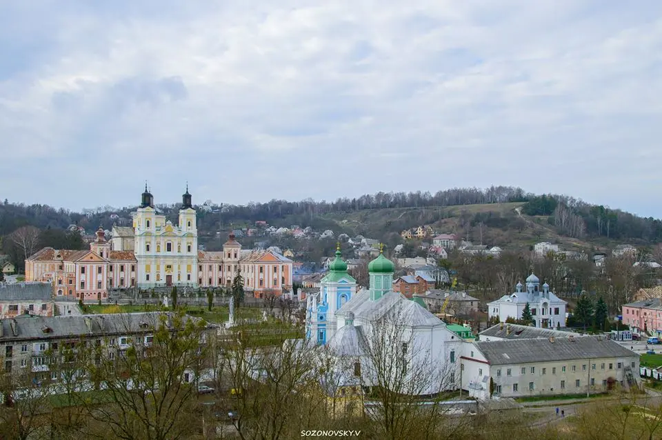 Колегіум і храми над засніженим містом Колегіум і храми над засніженим містом — Кременець