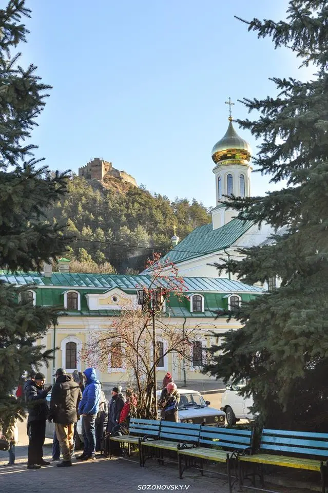 Біля храму взимку, над ним — Бона Біля храму взимку, над ним — Бона — Кременець