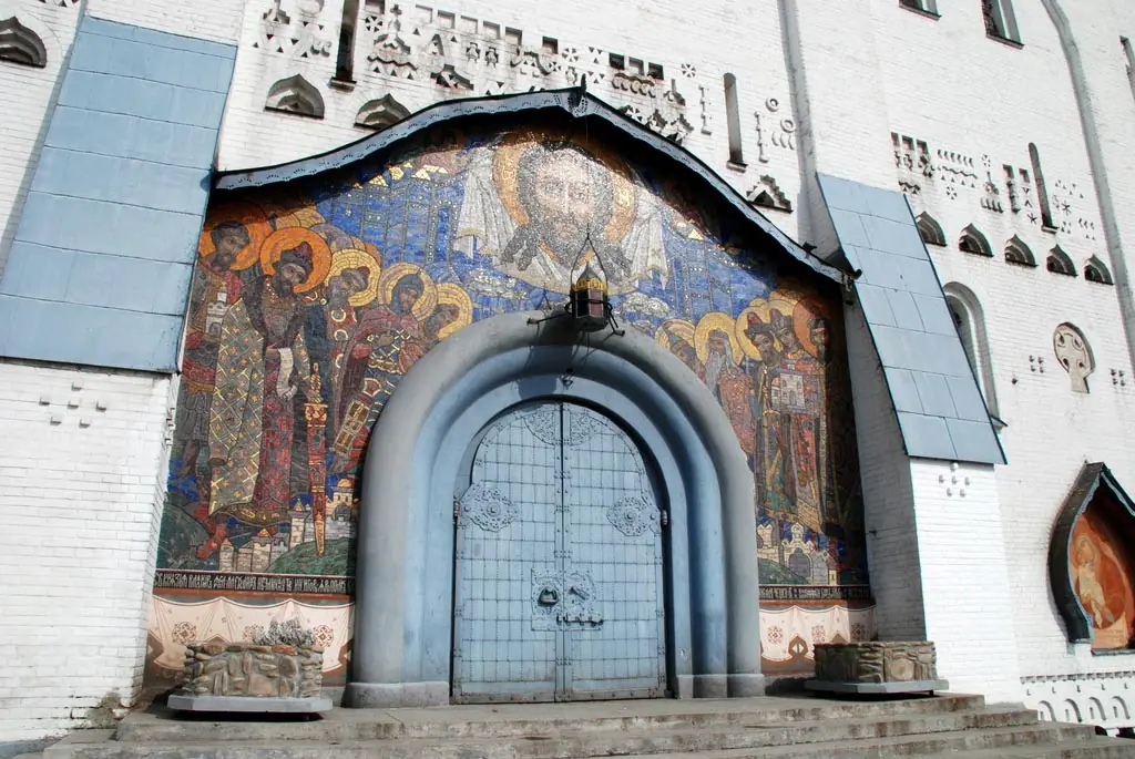 Мозаїка над входом до храму — Почаїв