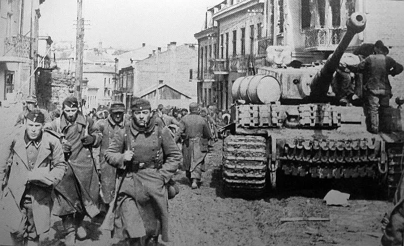 Німецькі танки й полонені, 1941 — Тернопіль