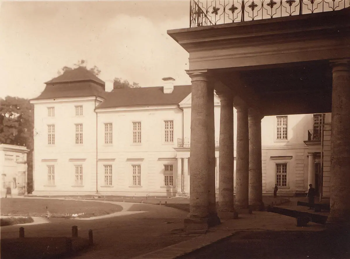 Палац із колонадою, 1931 — Вишнівець