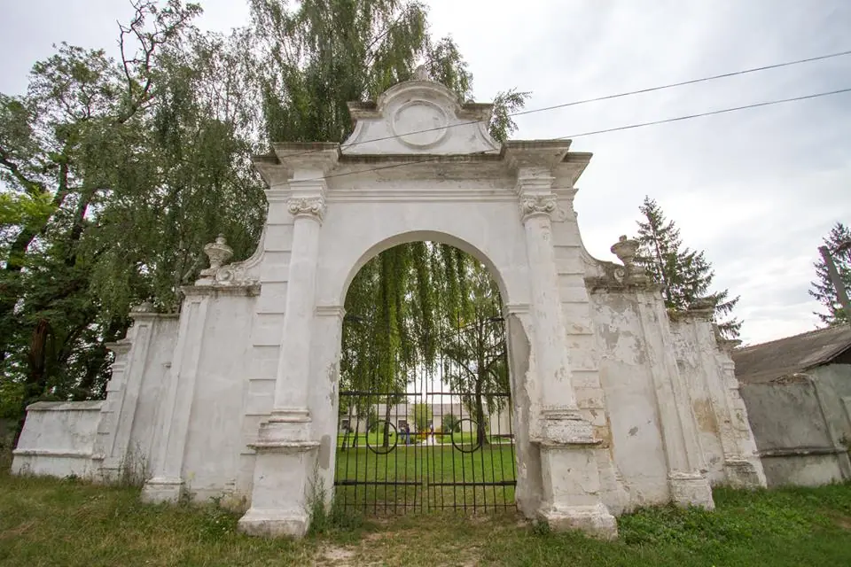 Вишнівецький палац: фасади, парк і територія — Вишнівець, фото 19 з 45