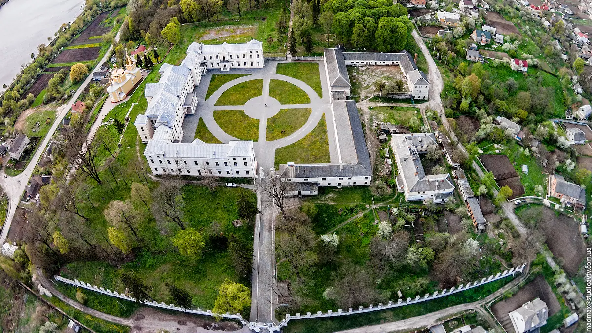 Палац і парк з висоти Палац і парк з висоти — Вишнівець