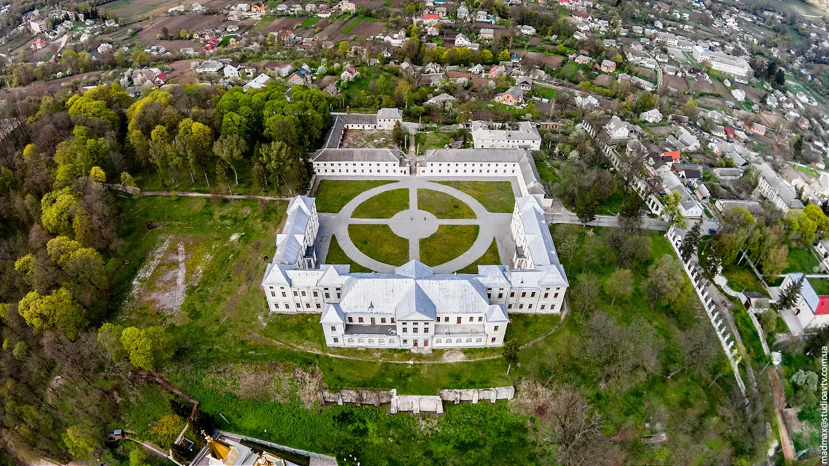 Палац серед містечка з висоти Палац серед містечка з висоти — Вишнівець