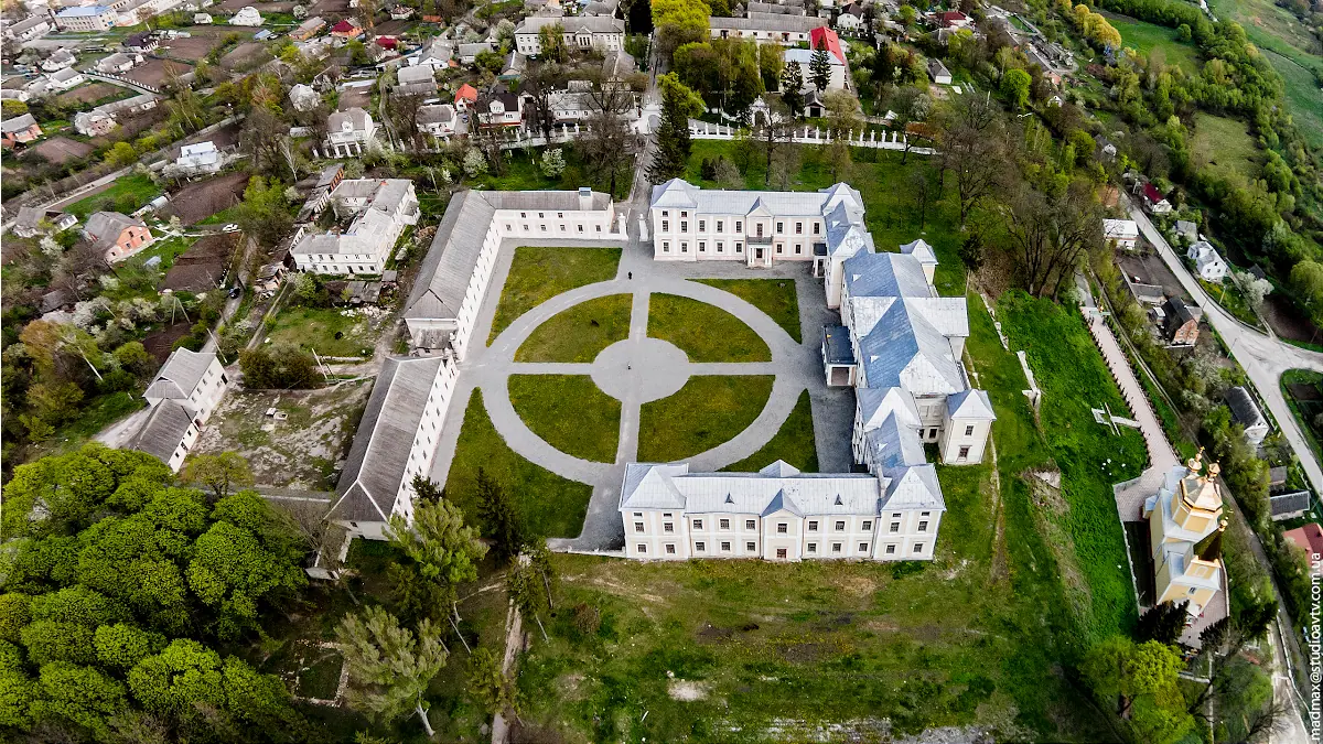 Палац і околиці з дрона Палац і околиці з дрона — Вишнівець