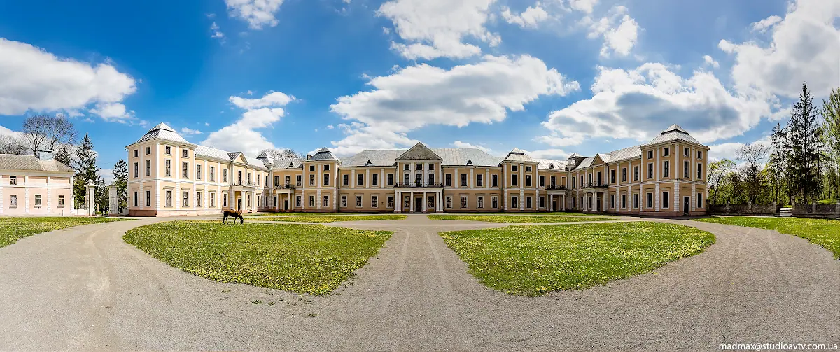 Панорама палацу з двору Панорама палацу з двору — Вишнівець