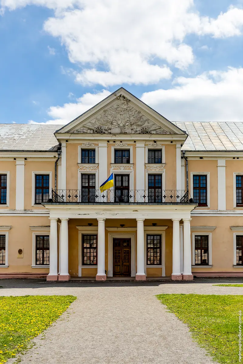 Центральний портик палацу Центральний портик палацу — Вишнівець