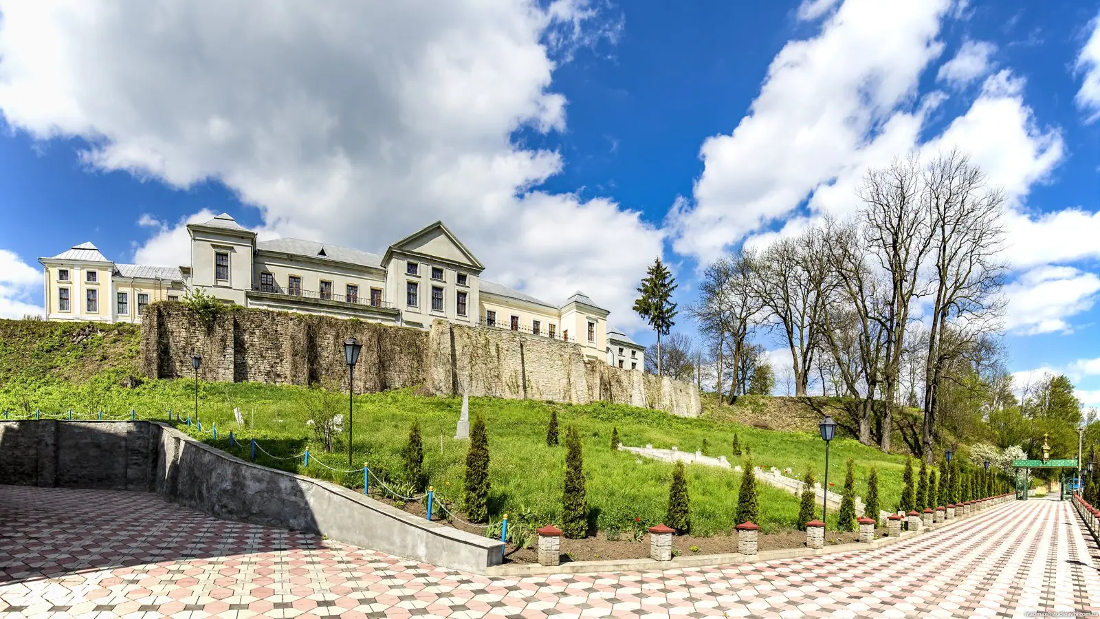 Палац над схилом, панорама Палац над схилом, панорама — Вишнівець