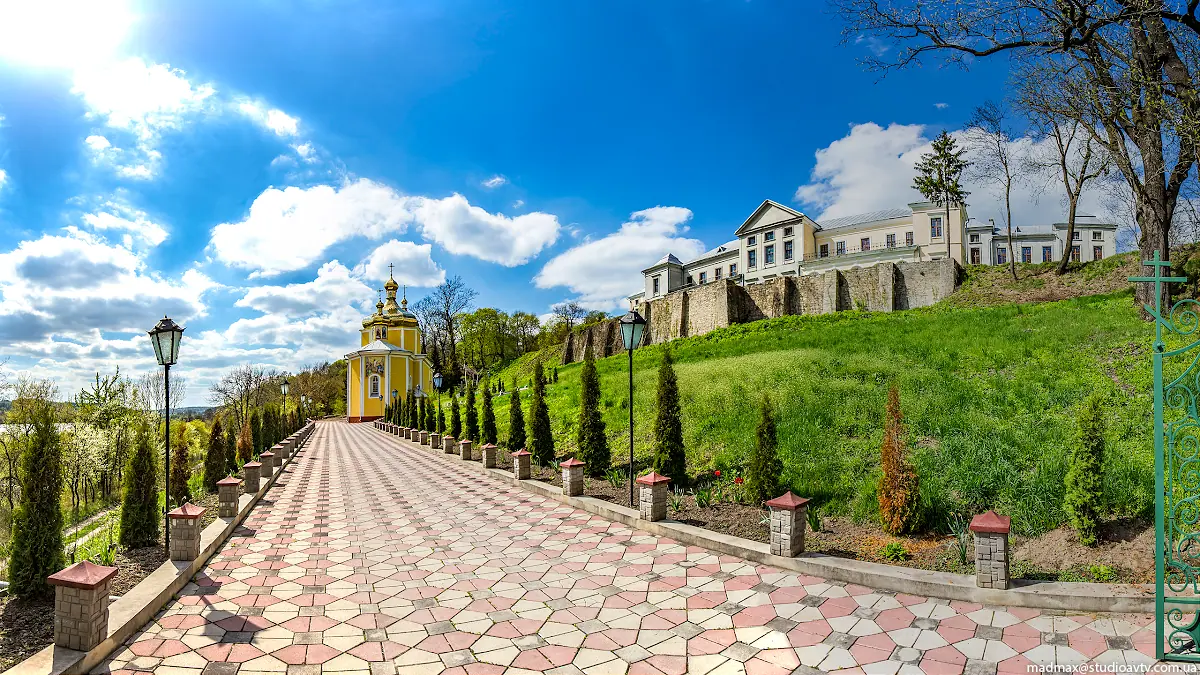 Алея до палацу Алея до палацу — Вишнівець