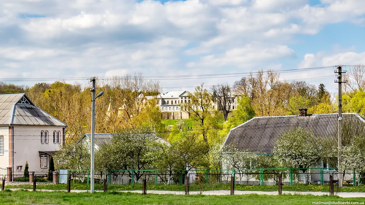 Вишнівець біля палацу Вишнівець біля палацу — Вишнівець