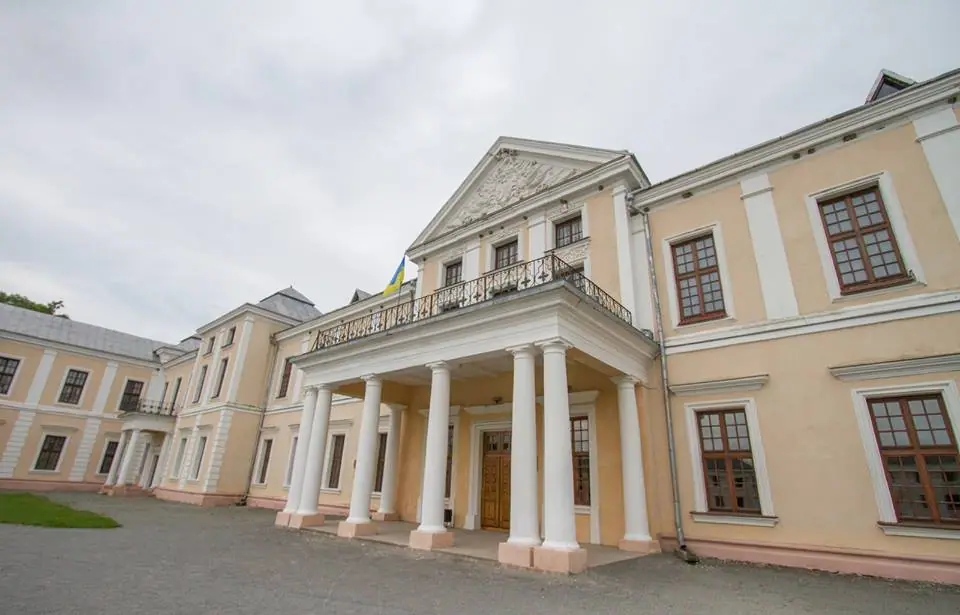 Вишнівецький палац: фасади, парк і територія — Вишнівець, сучасні фото