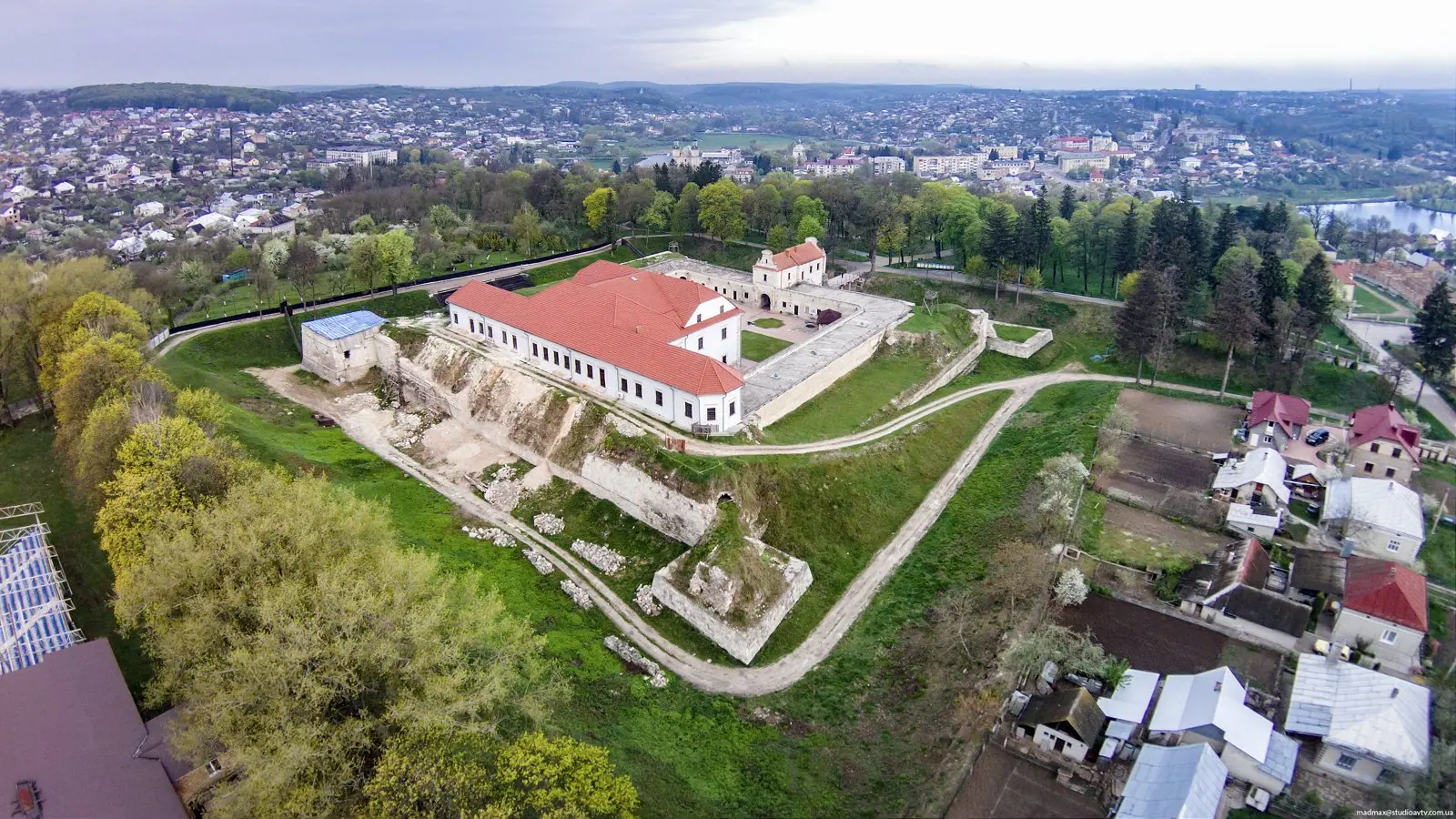 Вулиця з костелом, кольорова листівка — Збараж