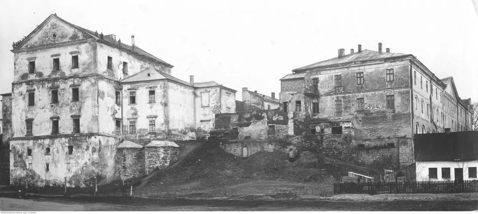 Зруйновані будівлі на старому фото — Збараж