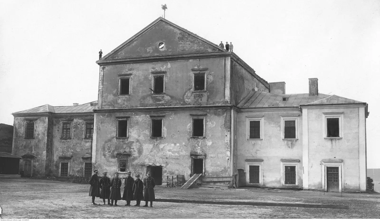 Будівля замку на старому фото — Збараж